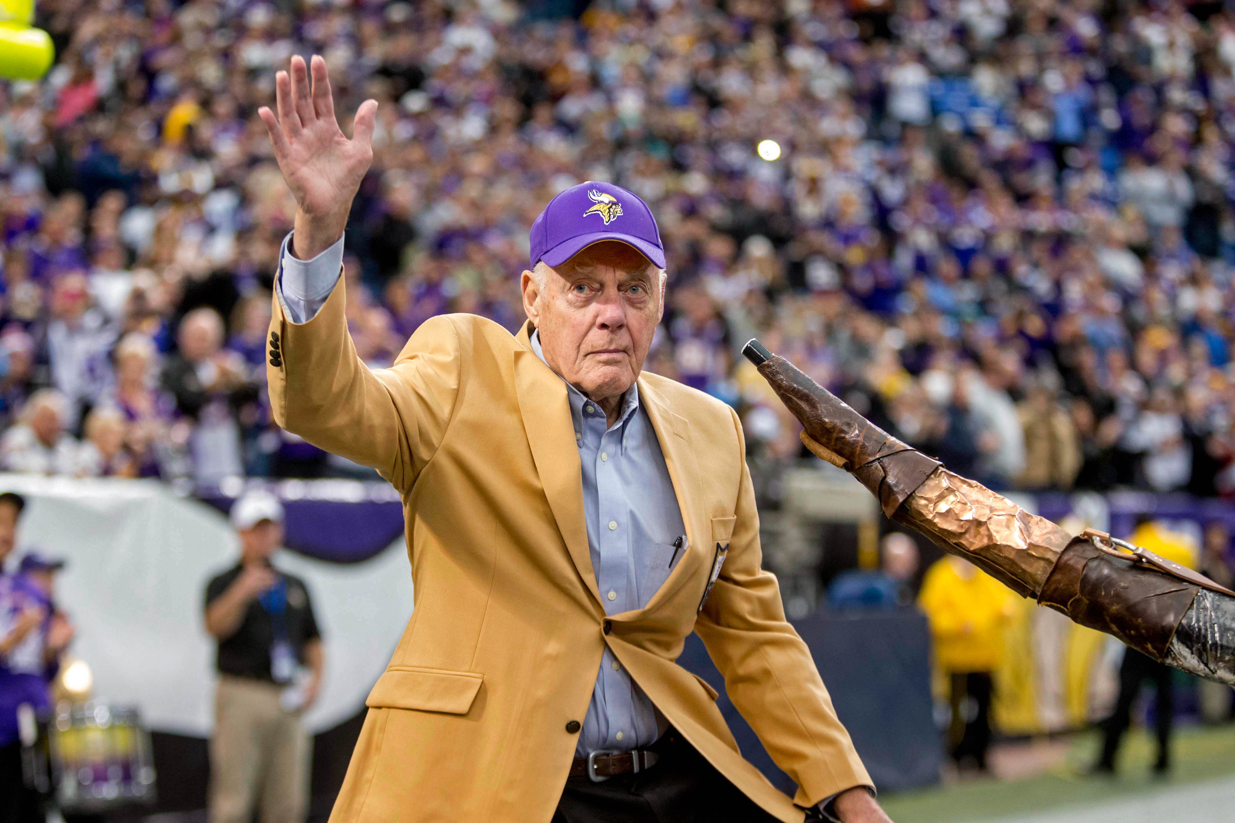 Minnesota Vikings head coach Bud Grant, wearing rain gear and a telephone  headset, signals for an official from the sidelines during the Rams-Vikings  playoff game in Los Angeles, Dec. 26, 1977. (AP Photo Stock Photo - Alamy