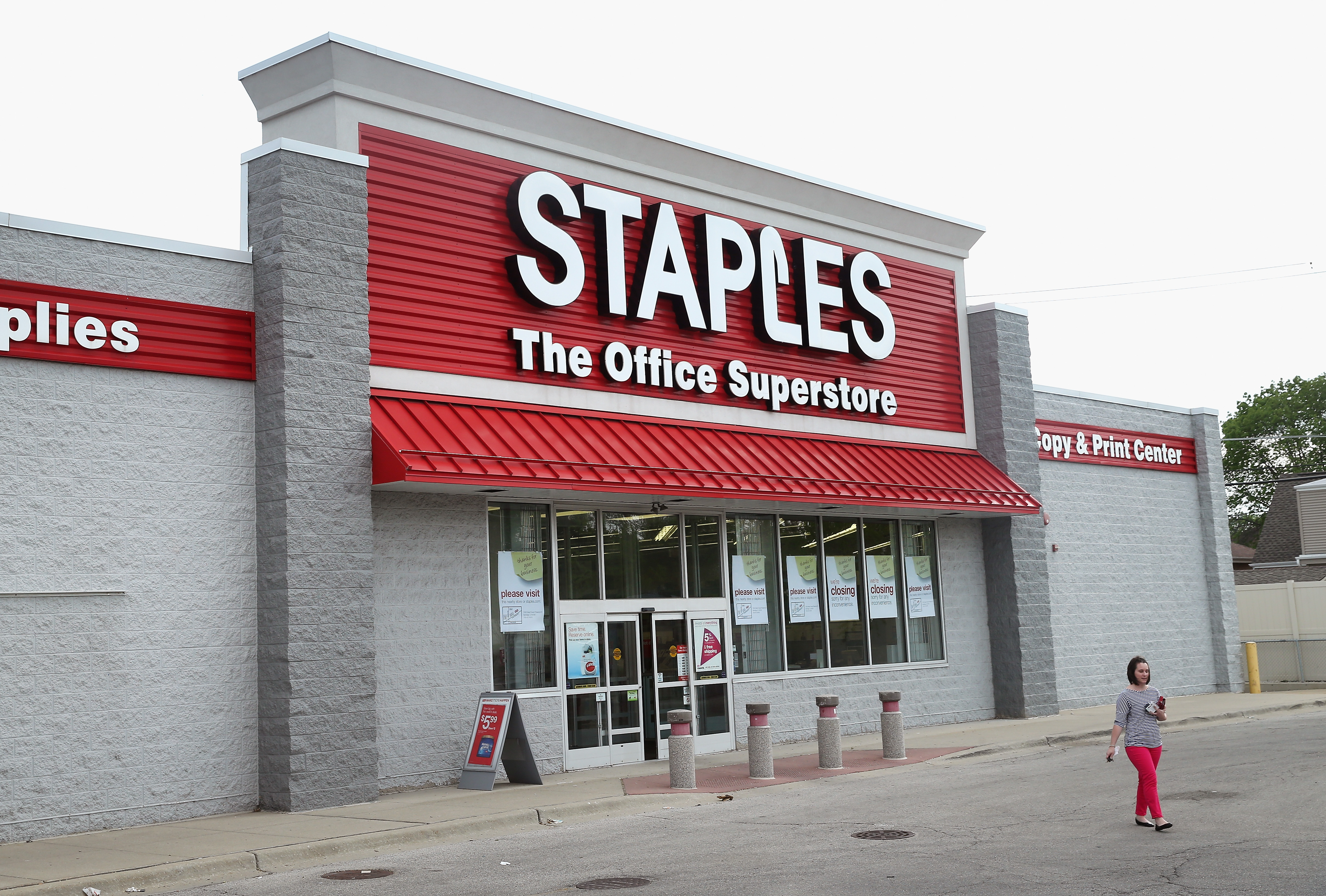 Office supply retailer Staples is closing its Framingham store