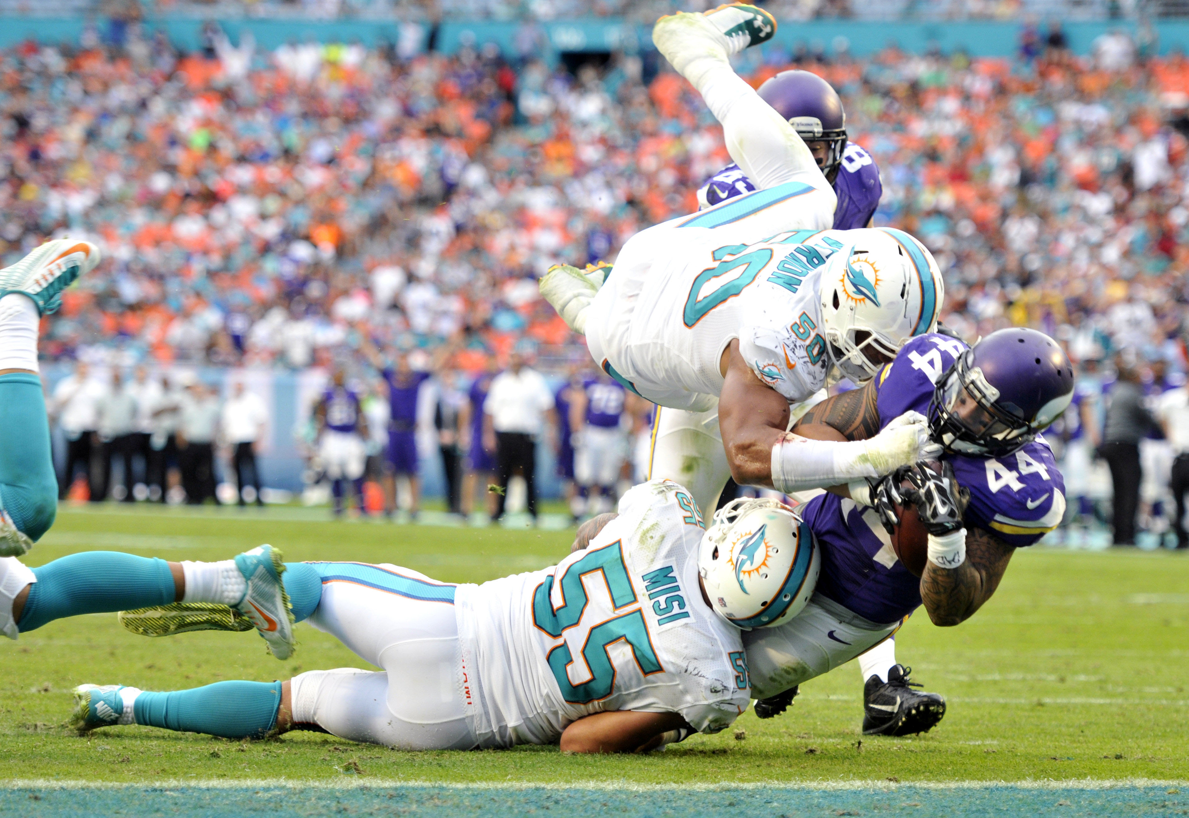 Dolphins rally past Vikings 37-35