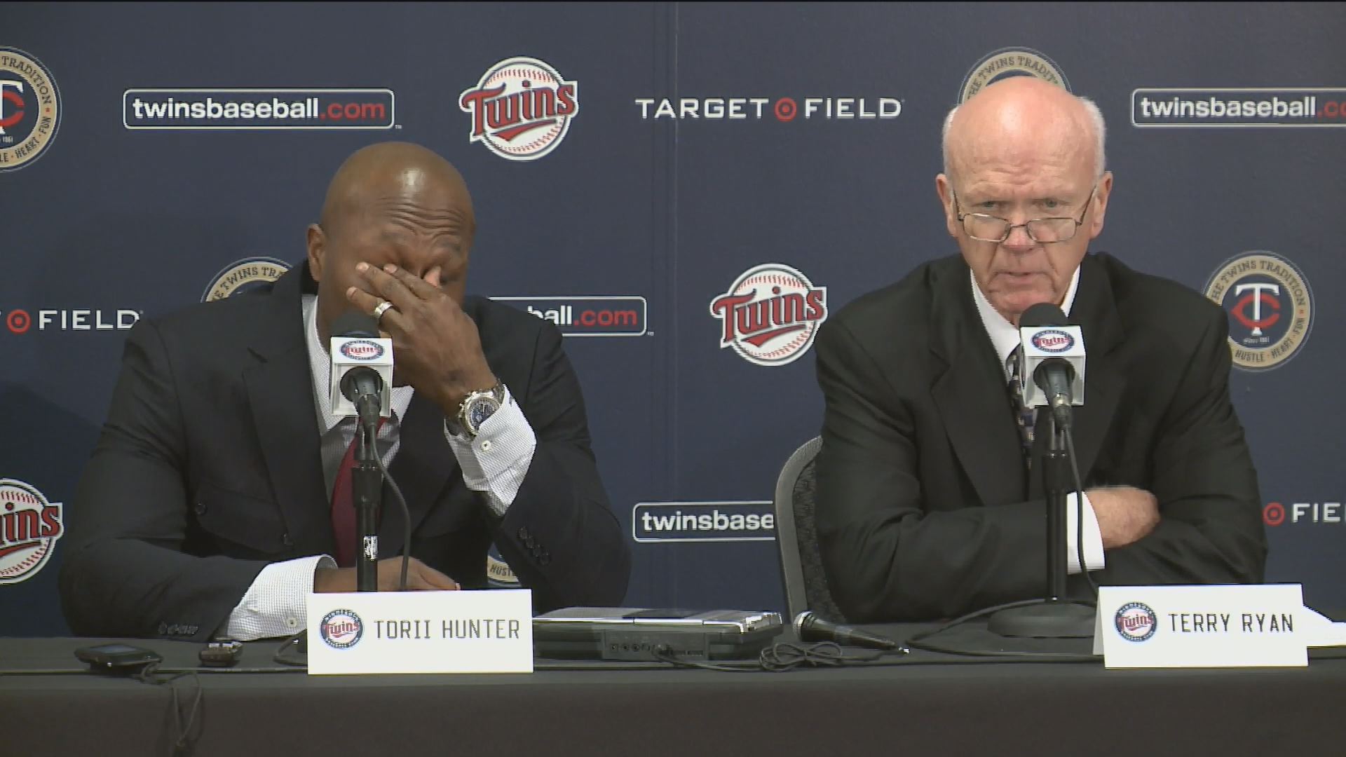 Torii Hunter retires from the Minnesota Twins