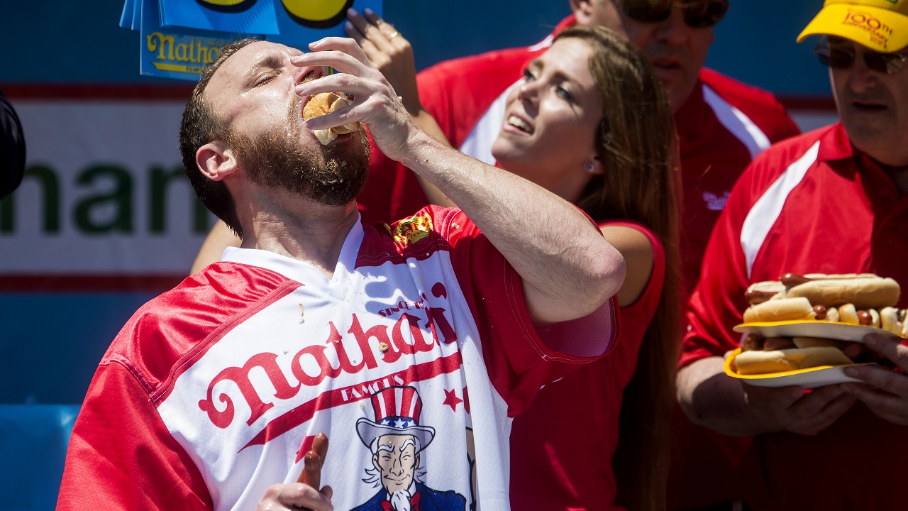 Joey Chestnut Regains Hot Dog Eating Title, Sets Record | Kare11.com