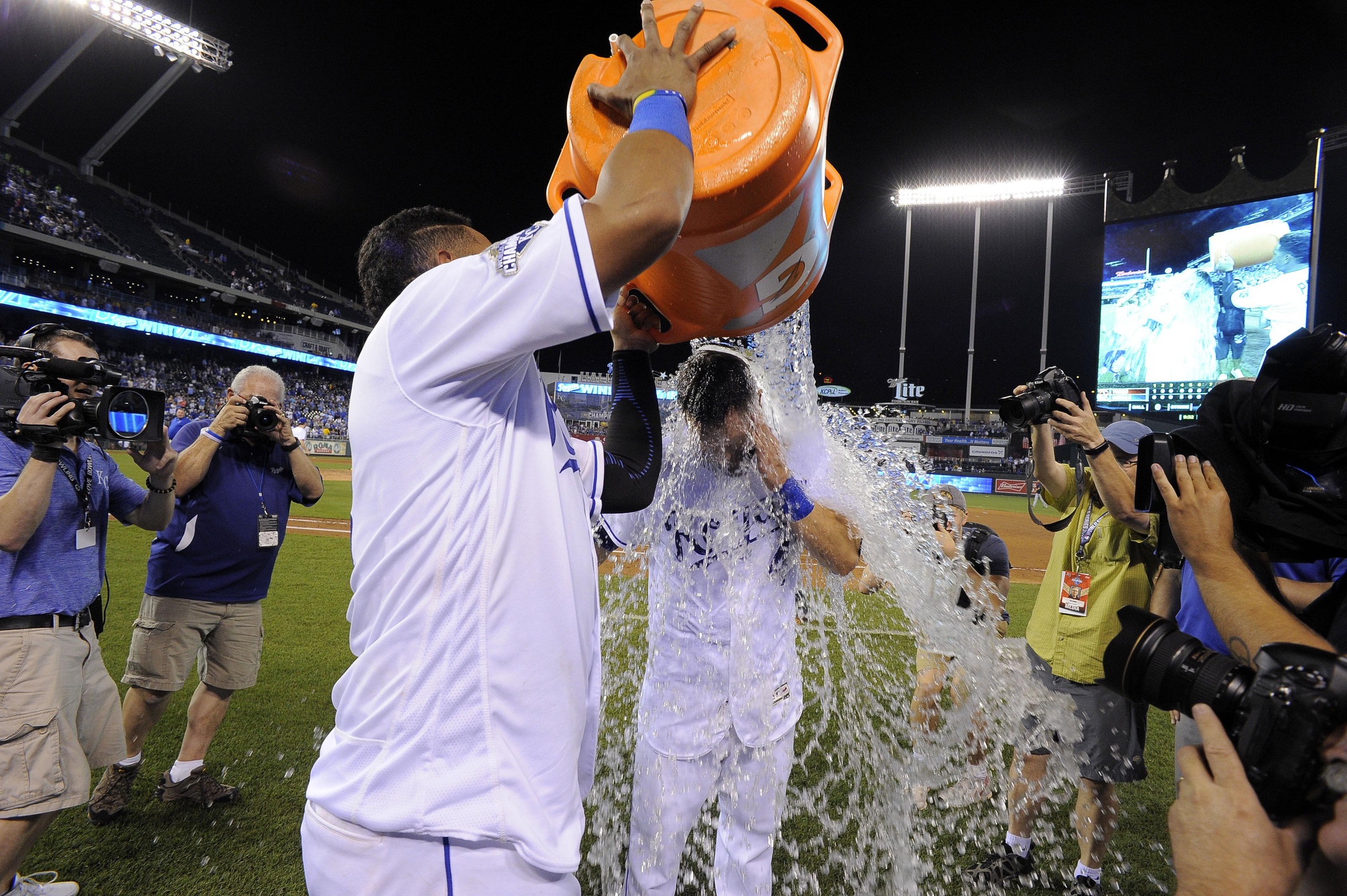 Gordon hits grand slam as Royals top Twins 8-1