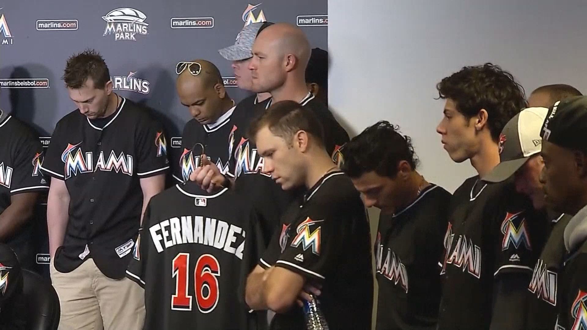 Marlins players gather at park to grieve death of Jose Fernandez