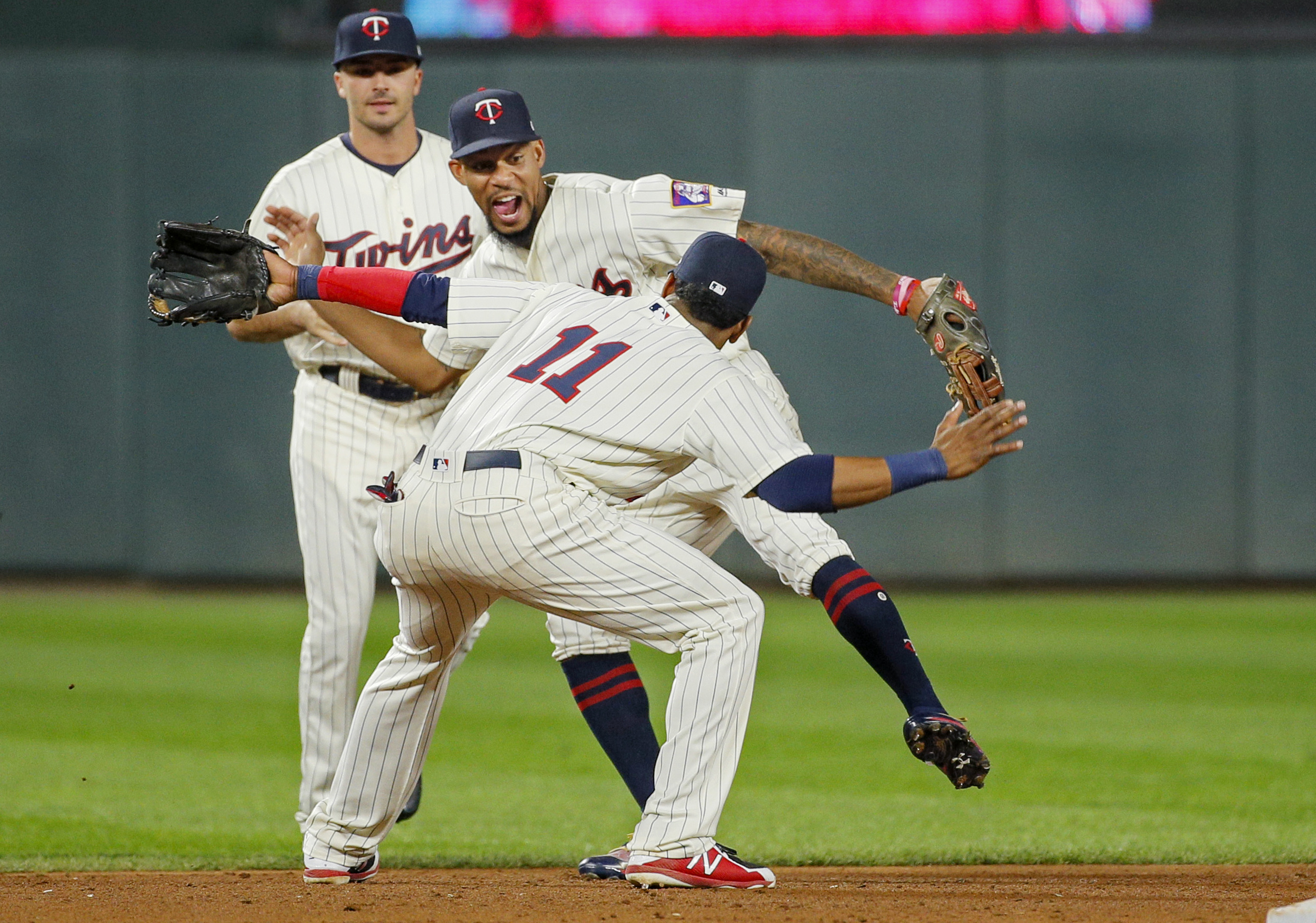 Mauer, Twins erupt for 17-0 win over Royals 