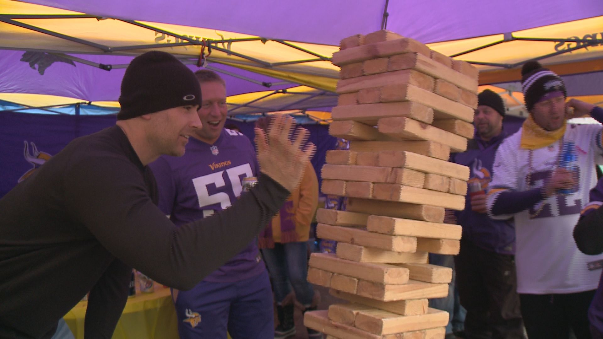 Vikings fans tailgate outside in frigid Minnesota weather - Sports